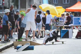 Foto: Kinder auf einer Skateboardrampe